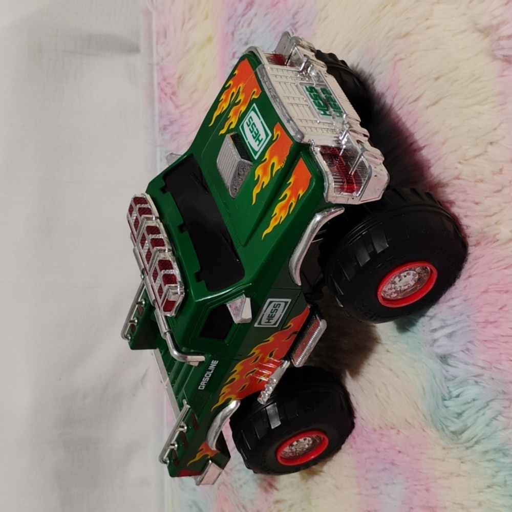 (D-22) Hess Vintage 2007 Collectible Truck Works Perfect See Video